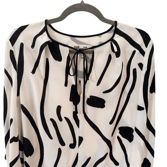 Diane Von Furstenberg DVF 100% Silk Printed Slit Sleeve Blouse Black White Sz 6 - Picture 5 of 14
